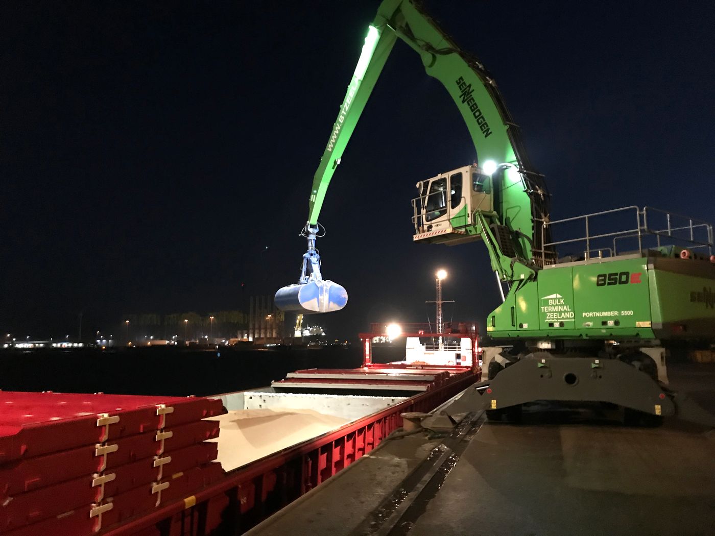 Transbordement au port